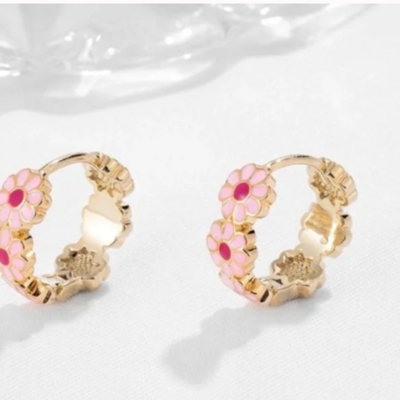 ❤️ FREE Daisy Daisies Hoop Flower Floral Chic Glam Girly Trendy Hip Geo Earrings - Picture 1 of 3
